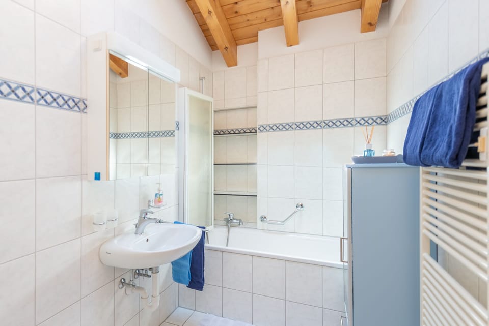 Comfort apartment plus 150 CHF cleaning fee on top of the rate | Bathroom | Hair dryer, towels, toilet paper