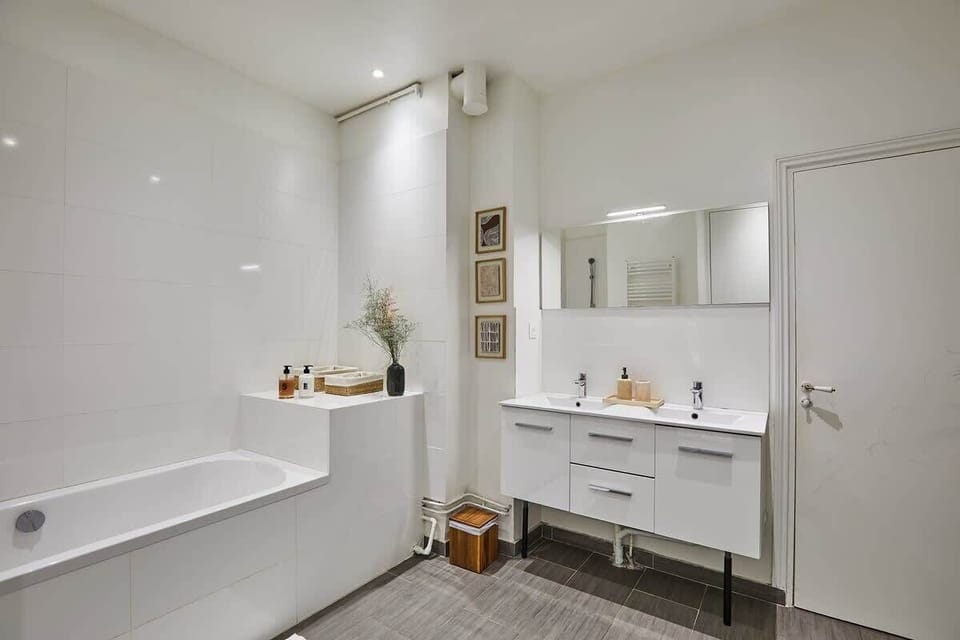 Salle de bain avec baignoire et sans toilette