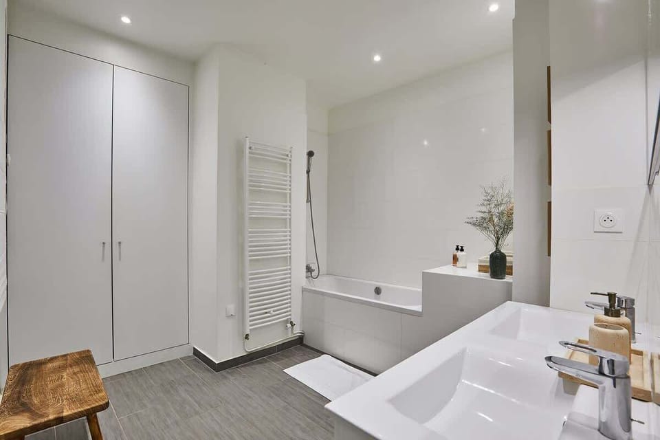 Salle de bain avec baignoire et sans toilette