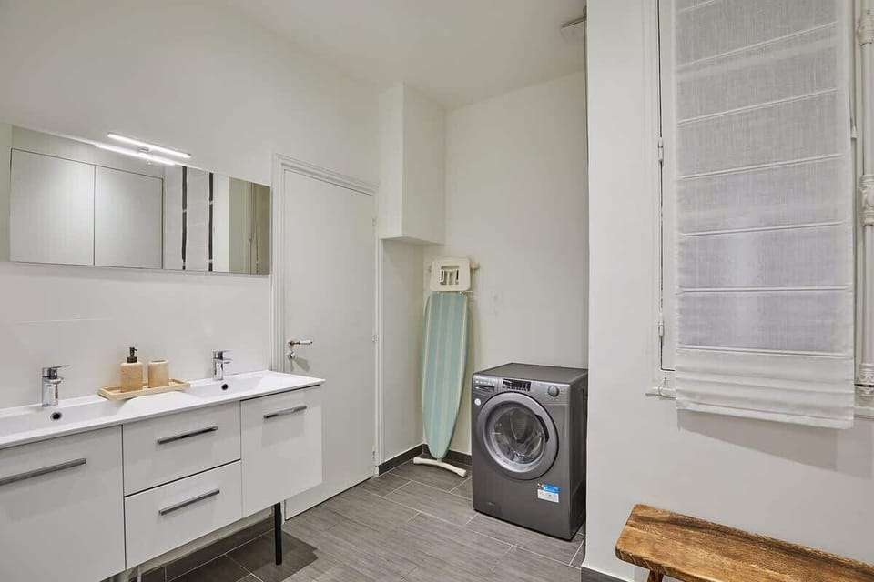 Salle de bain avec baignoire et sans toilette