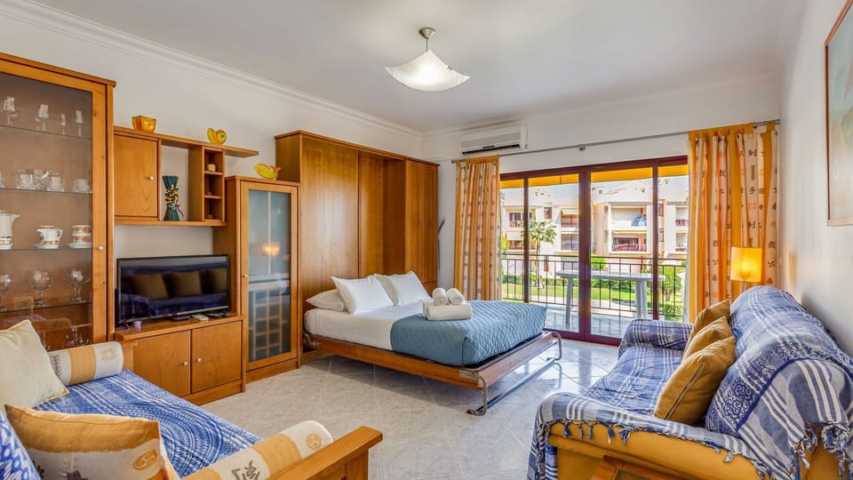 The living room has a hidden bed, making it the perfect place to hang out, but with the convenience of an extra bed
#relax #cozy #algarve #portugal