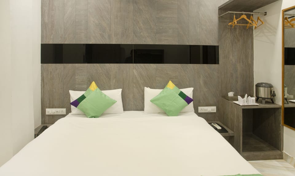Economy Room | In-room safe, desk, bed sheets