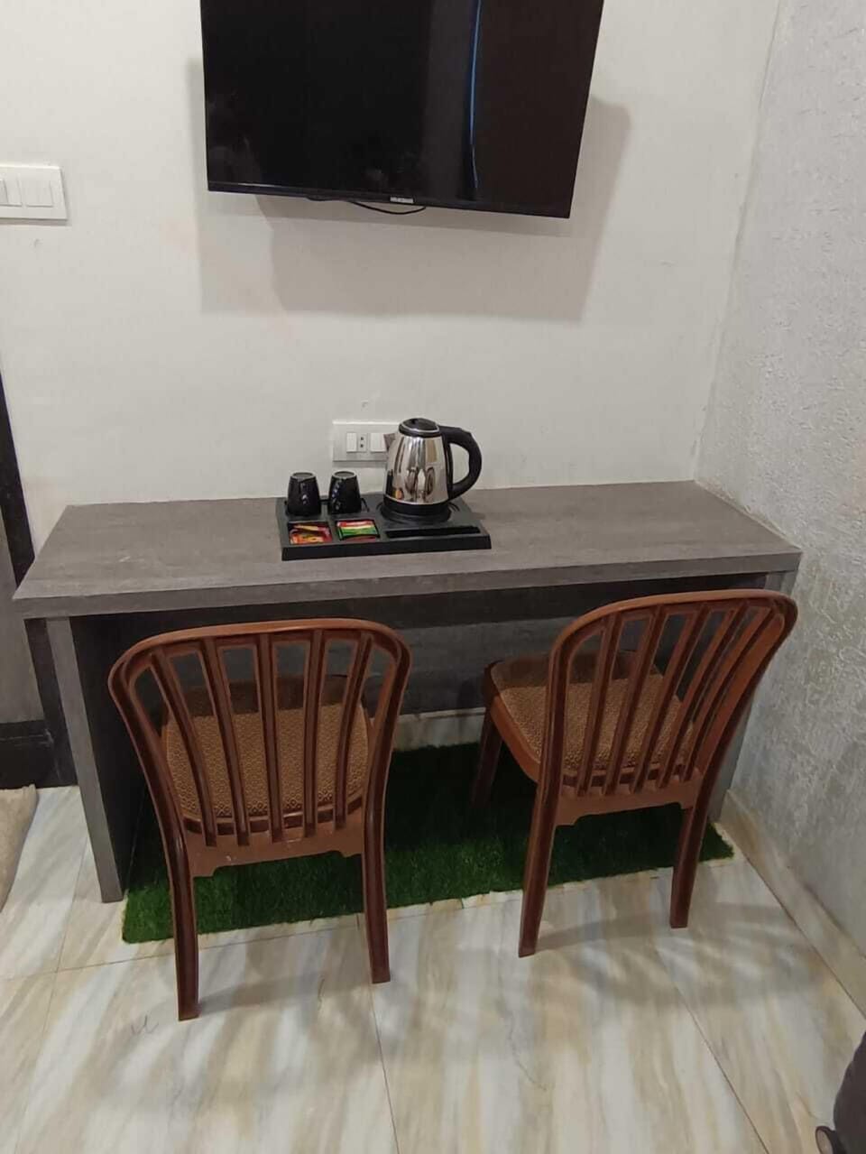 Deluxe Room | In-room safe, desk, bed sheets