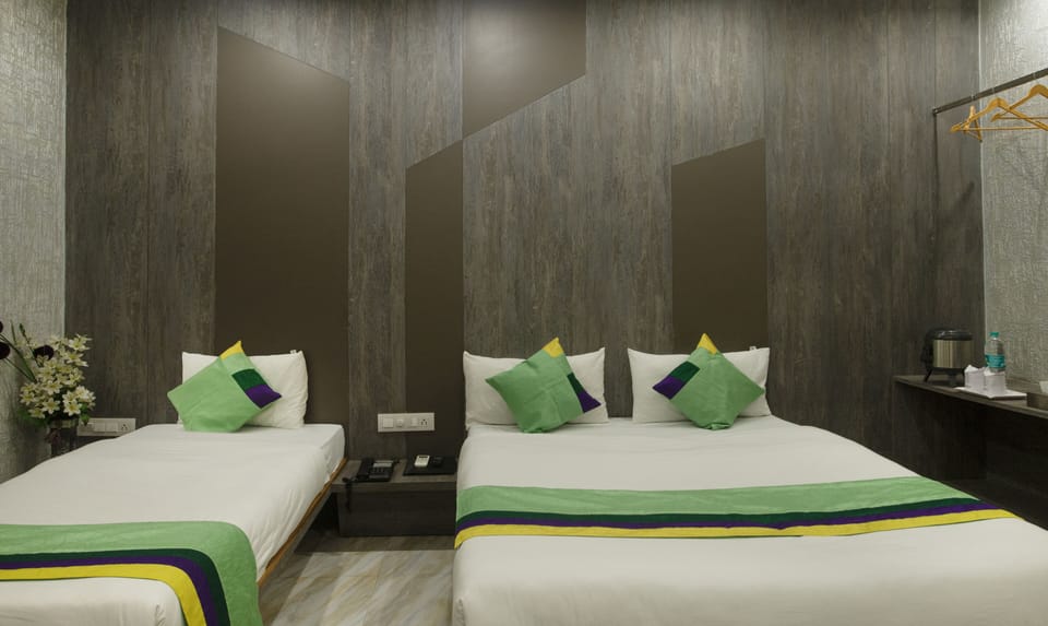Deluxe Room | In-room safe, desk, bed sheets