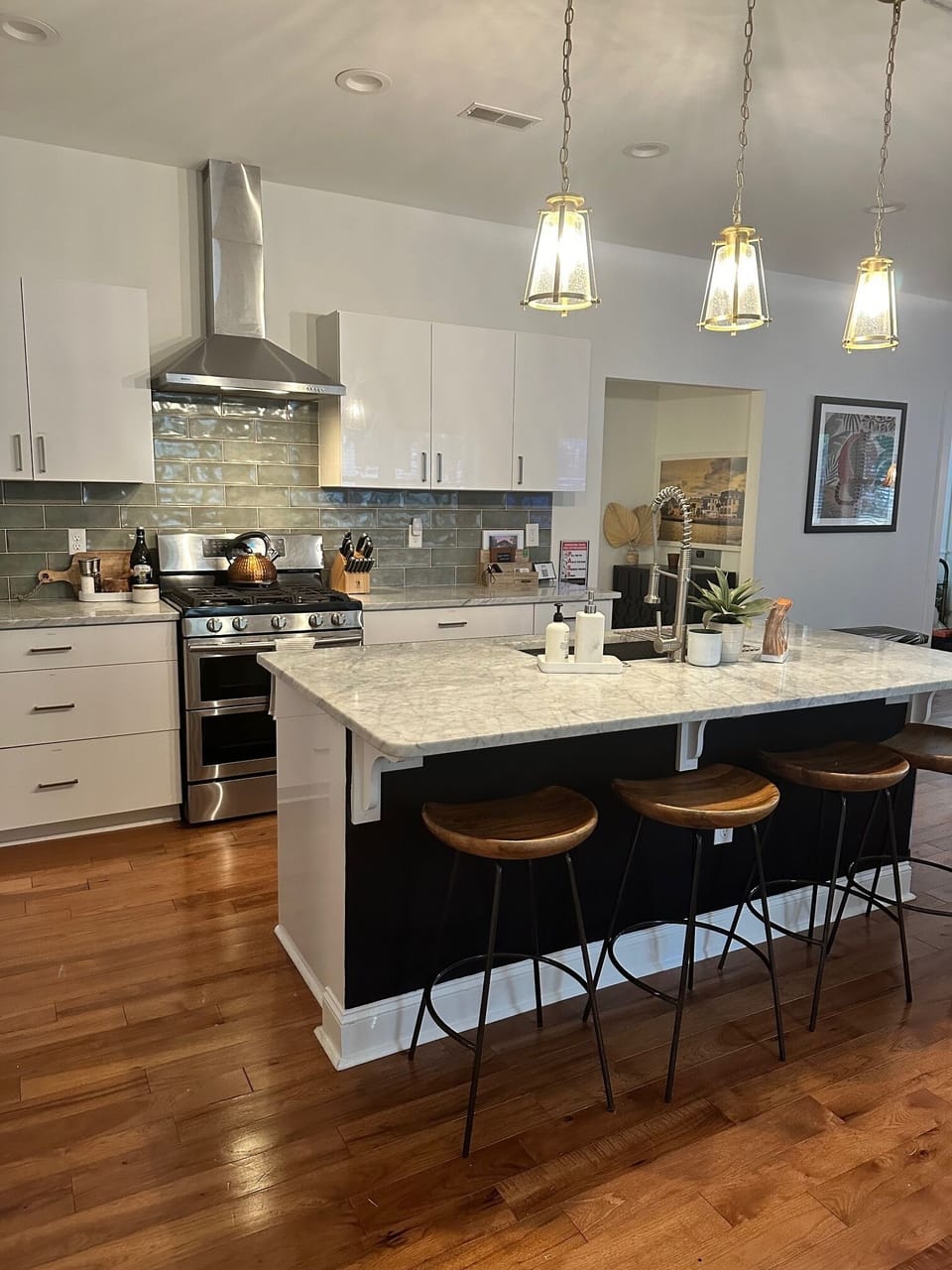 Great island with 4 stools.