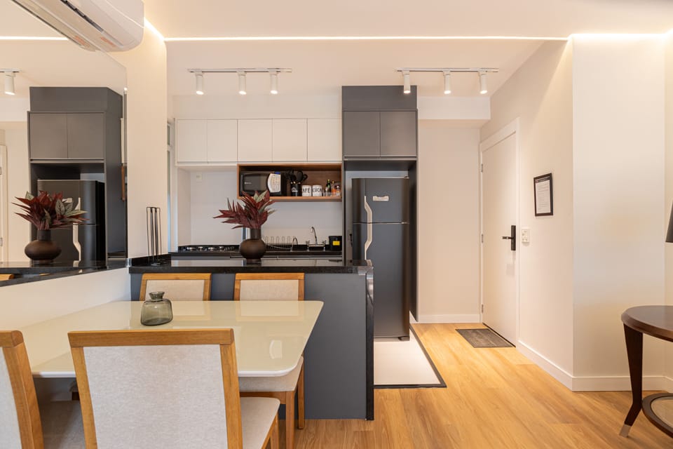 Deluxe Apartment | Private kitchen | Full-size fridge, microwave, oven, stovetop