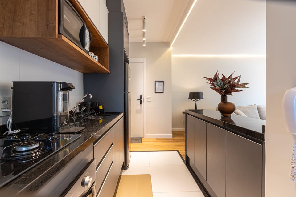 Deluxe Apartment | Private kitchen | Full-size fridge, microwave, oven, stovetop
