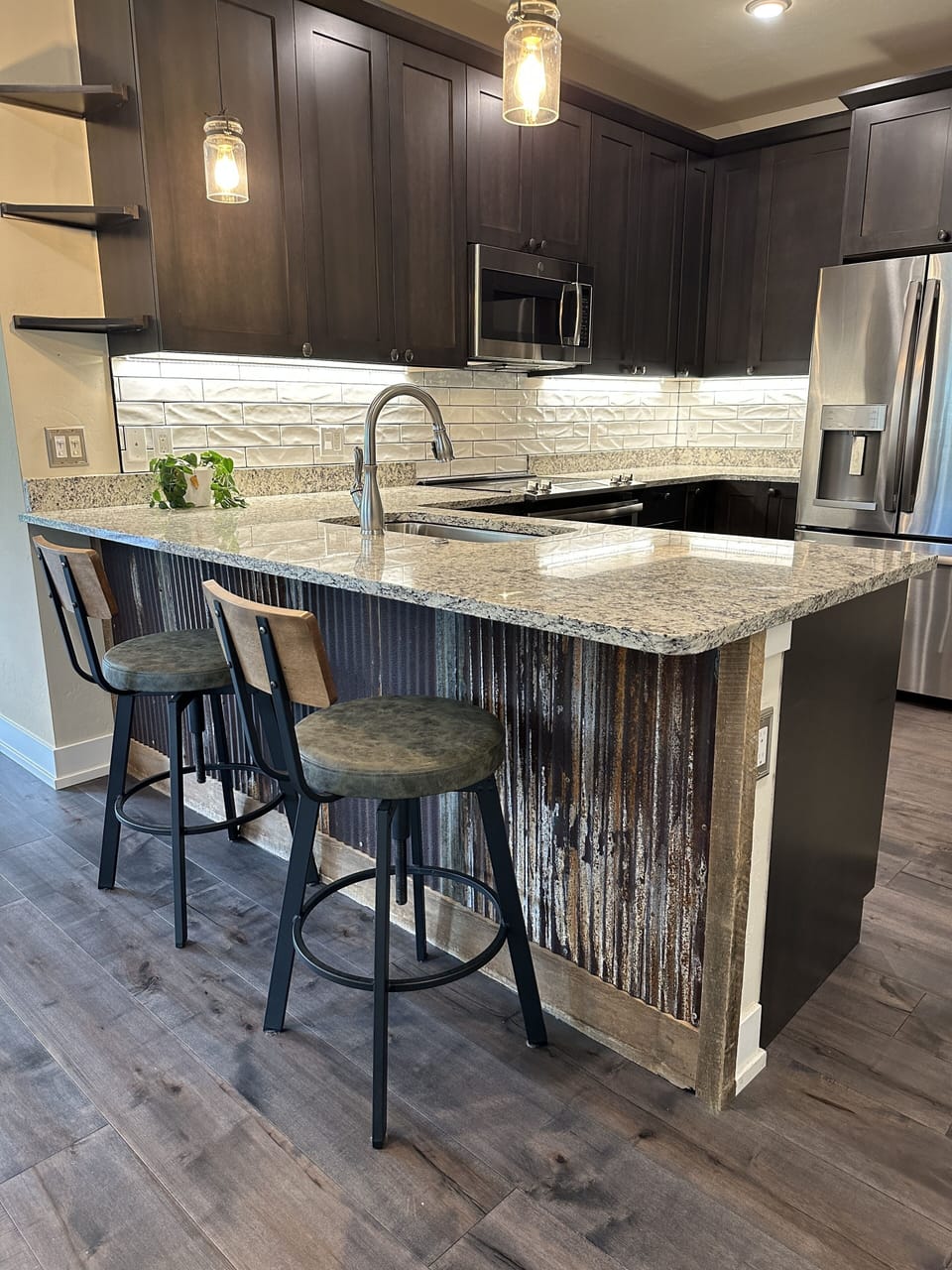 Fully stocked gourmet kitchen: Granite countertops & stainless steel appliances.