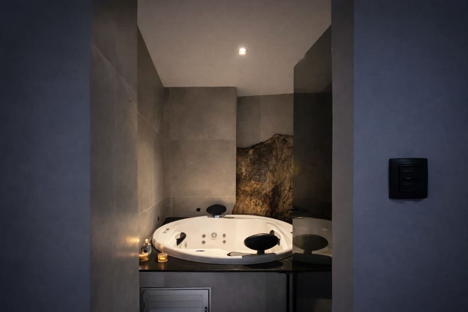 Deluxe Room | 1 bedroom, in-room safe, blackout drapes, free WiFi
