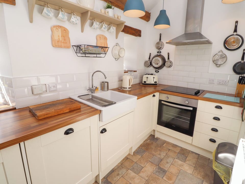 Fridge, dishwasher, cookware/dishes/utensils