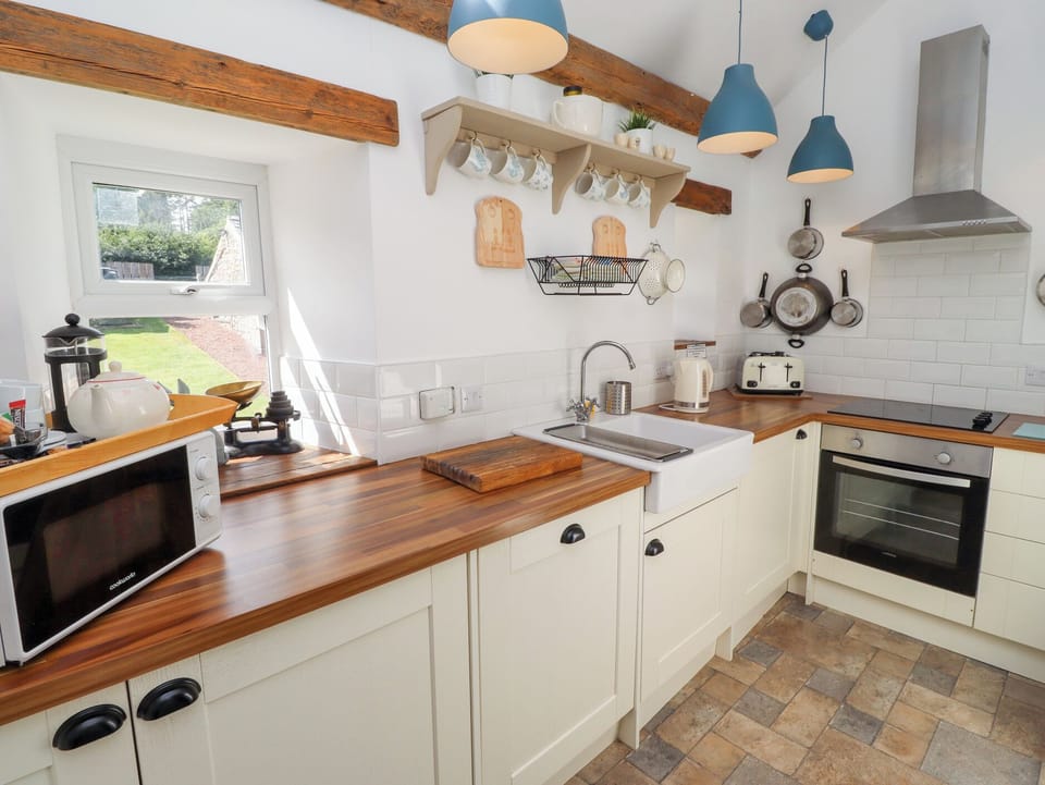 Fridge, dishwasher, cookware/dishes/utensils