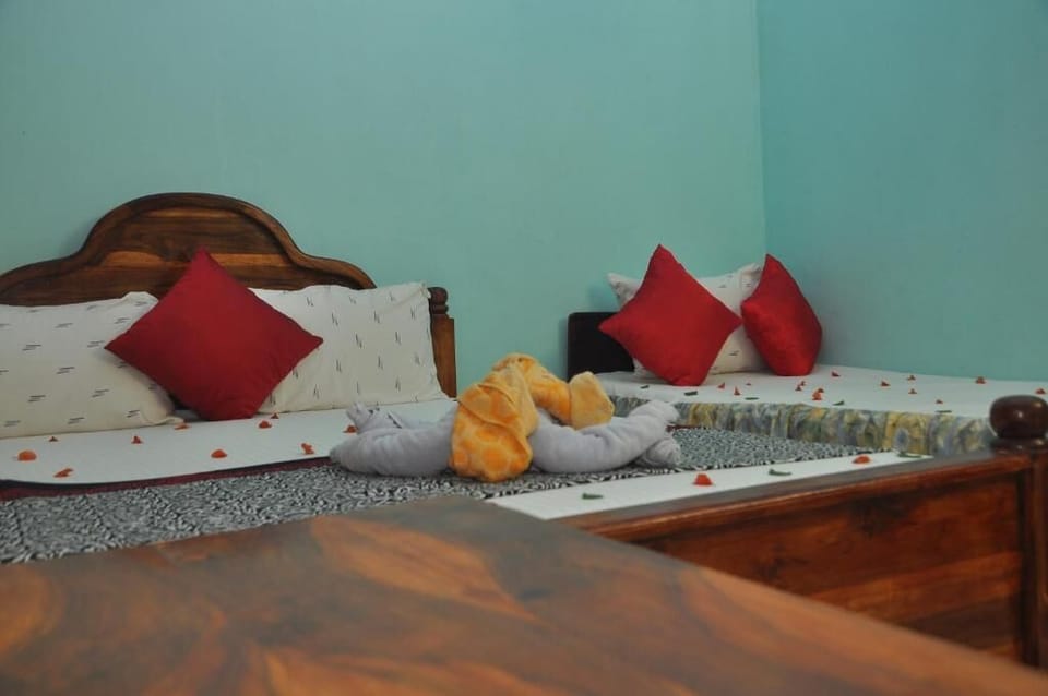 Classic Triple Room | Iron/ironing board, bed sheets