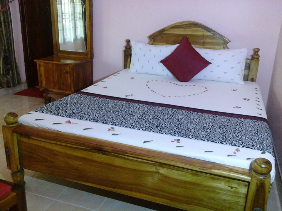 Classic Double Room | Iron/ironing board, bed sheets