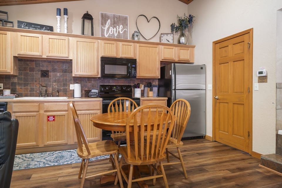 Full Kitchen with Dining Table for Four