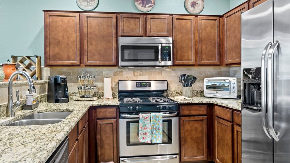 Fully equipped kitchen with modern appliances, making it easy to prepare meals.