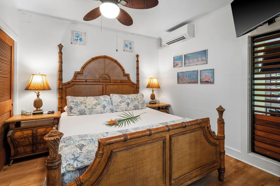 Bedroom/King Size Bed
AC or Heating Unit
Flat Screen TV