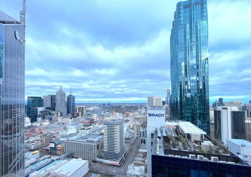 Amazing skyline view of Melbourne CBD from the room