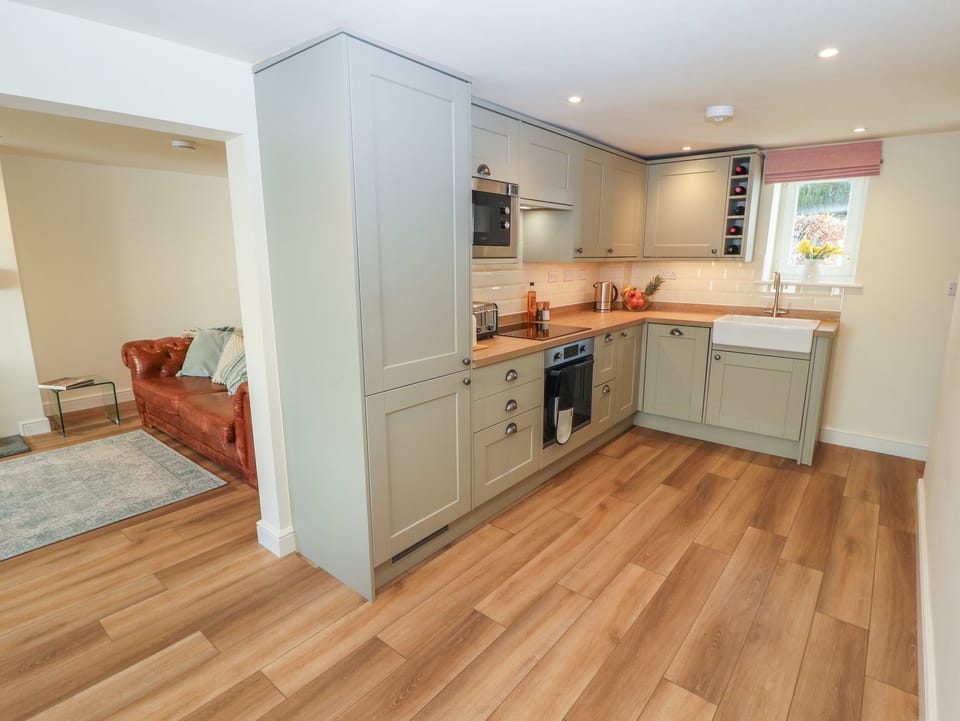 Cottage | Private kitchen | Fridge, dishwasher, toaster, cookware/dishes/utensils