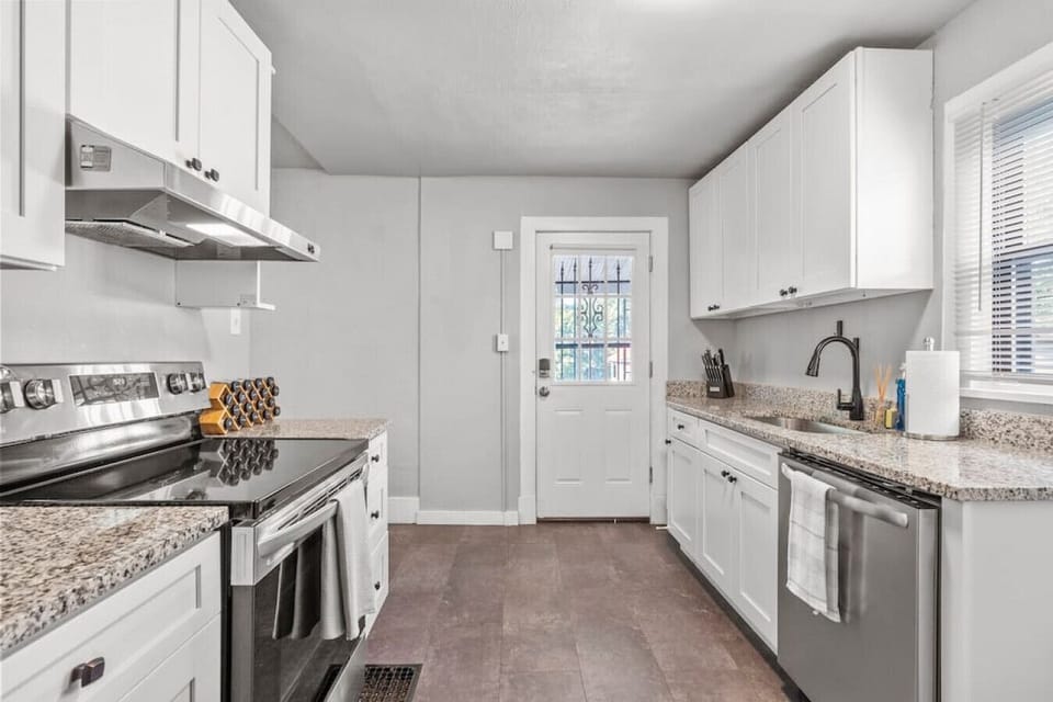 This kitchen has everything you could need and the extras you want.