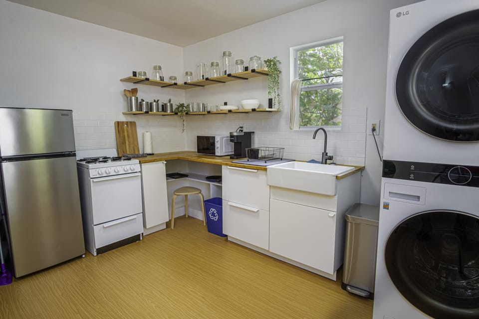 House (2 Bedrooms) | Private kitchen | Microwave, oven, dining tables