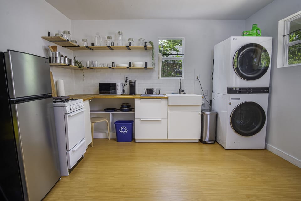 House (2 Bedrooms) | Private kitchen | Microwave, oven, dining tables