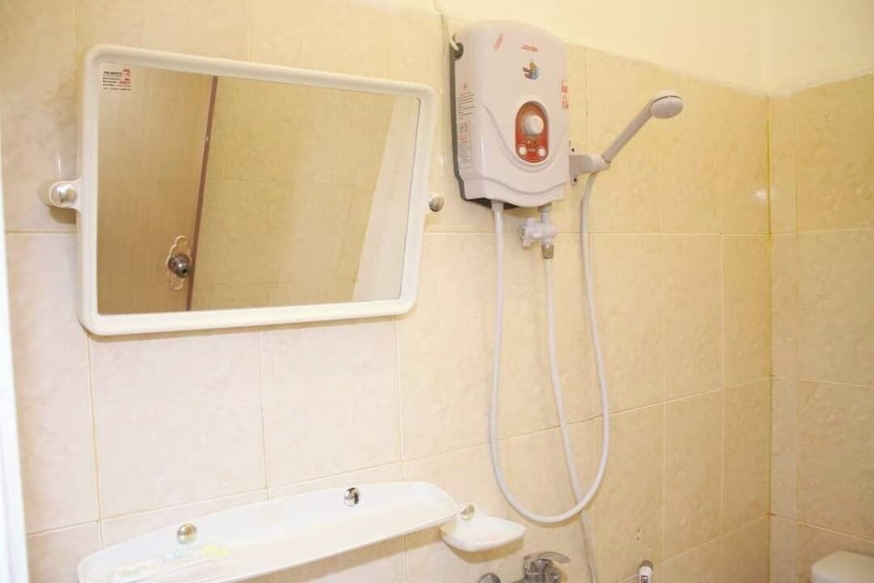 Superior Single Room | Bathroom | Shower, rainfall showerhead, slippers, towels