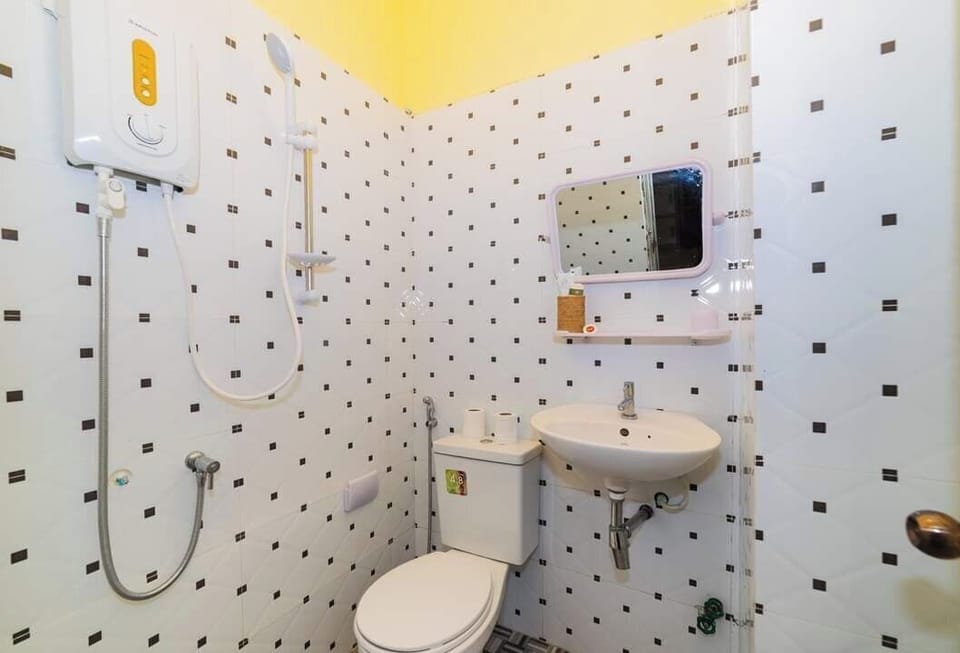 Superior Twin Room | Bathroom | Shower, rainfall showerhead, slippers, towels