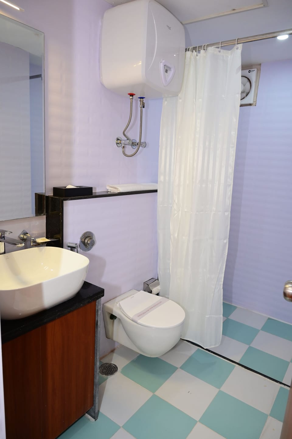 Suite | Bathroom | Shower, rainfall showerhead, free toiletries, hair dryer