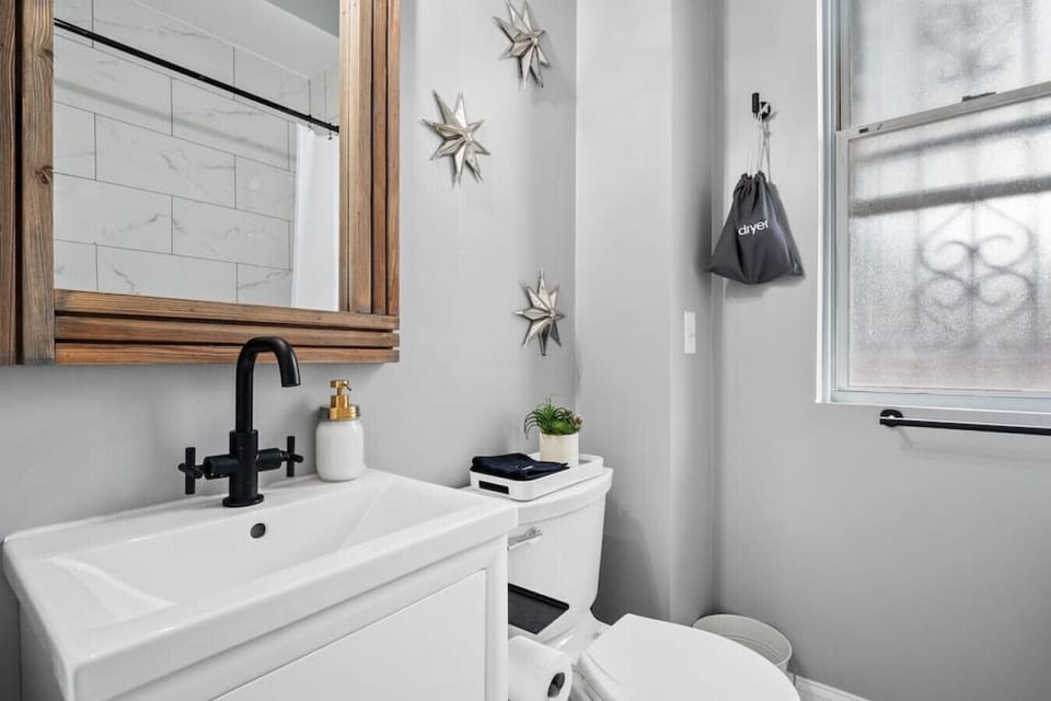 1st Floor full bathroom