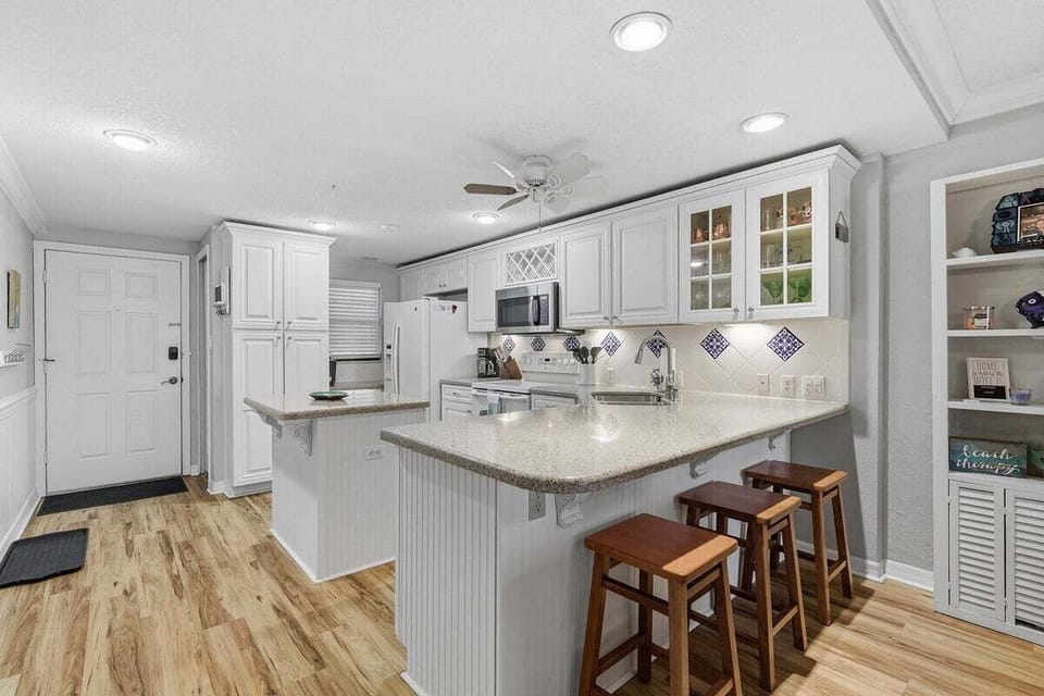 Kitchen Bar Counter with Stools
