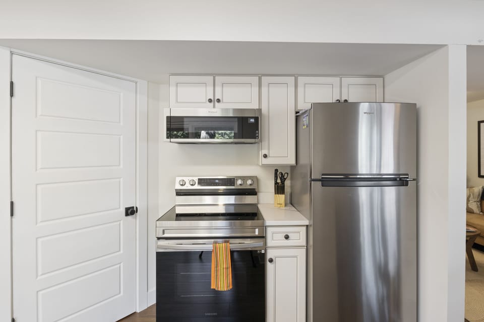 Fully equipped with kitchen appliances.