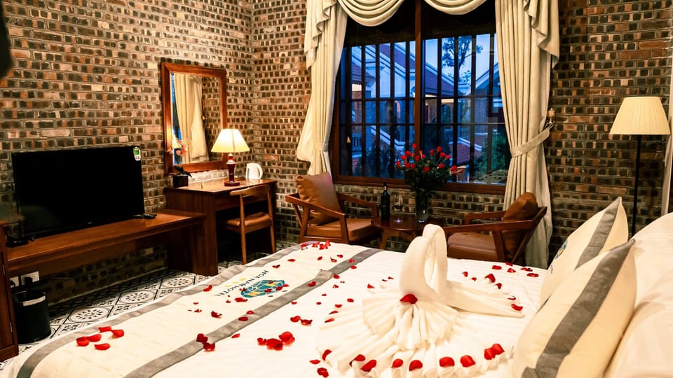 Deluxe Twin Room | Minibar, desk, soundproofing, iron/ironing board
