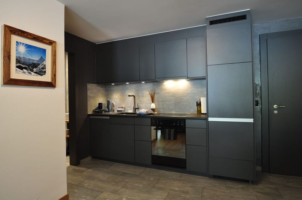 Fridge, oven, dishwasher, coffee/tea maker