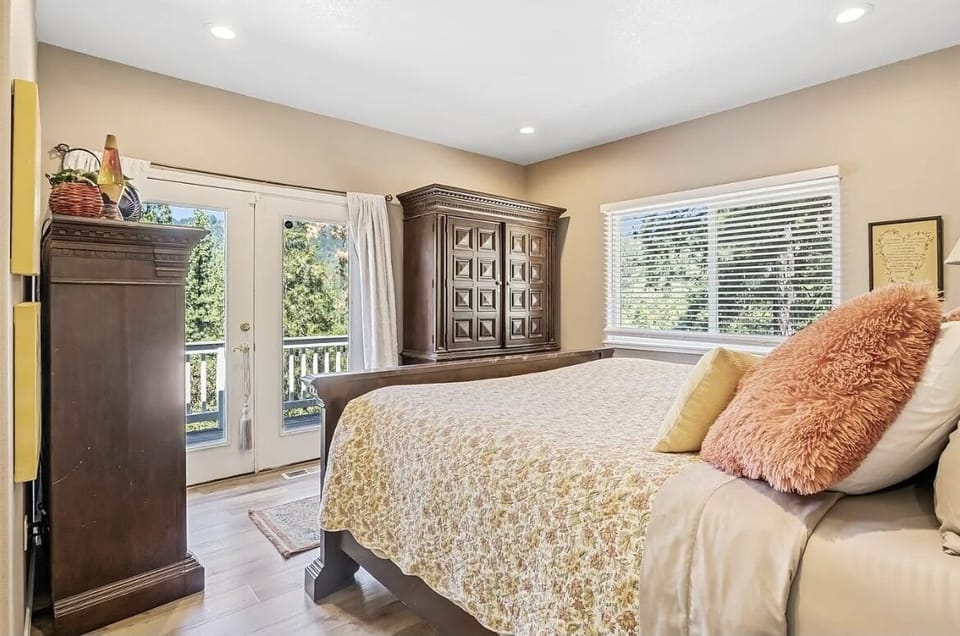 Master bedroom#1 with Mountain View and comfortable king size bed