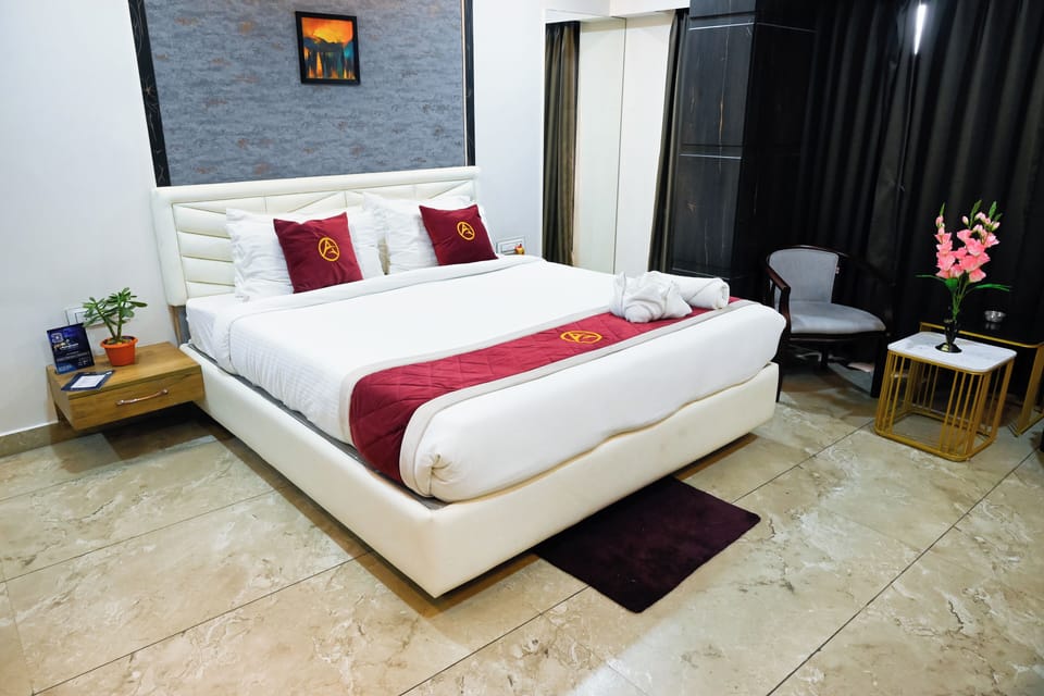 Deluxe Double Room | Individually furnished, desk, laptop workspace, soundproofing