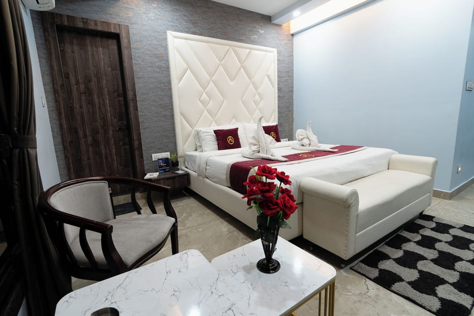 Junior Suite | Individually furnished, desk, laptop workspace, soundproofing