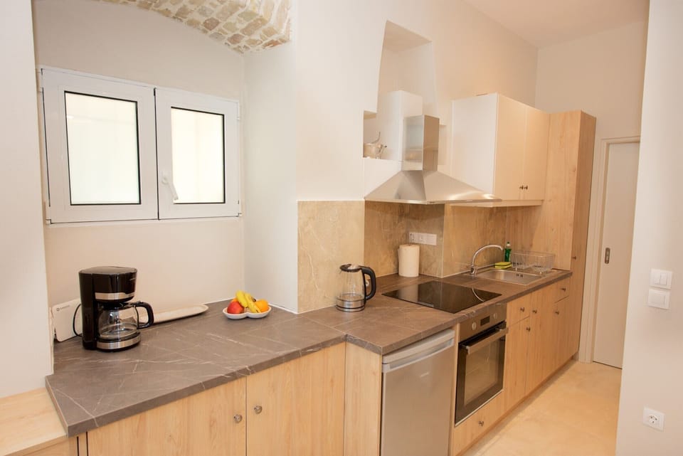 Deluxe Apartment | Private kitchen | Oven, stovetop, electric kettle, cookware/dishes/utensils