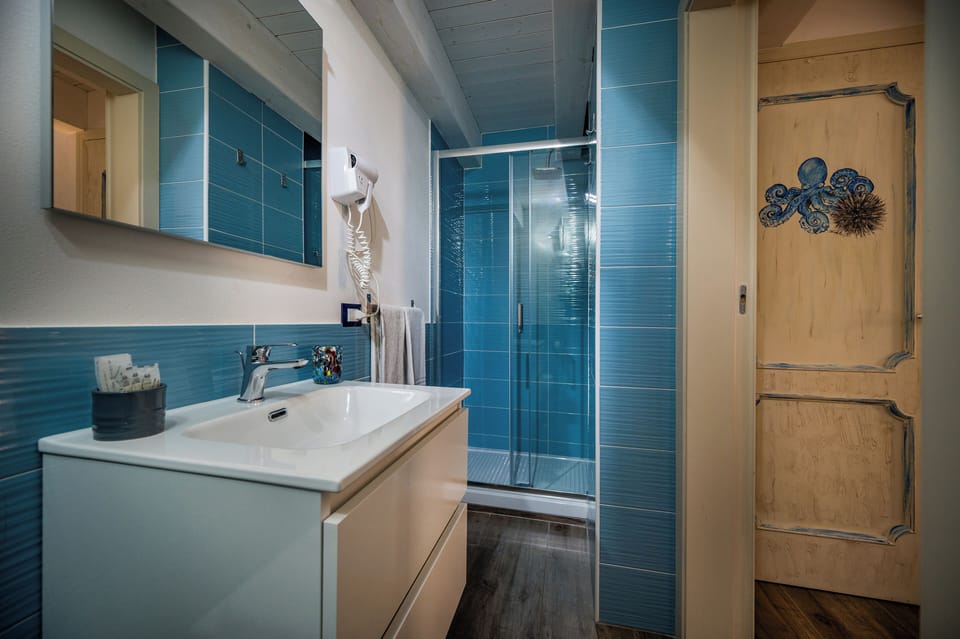Deluxe Room, 1 Bedroom | Bathroom | Shower, rainfall showerhead, hair dryer, bidet