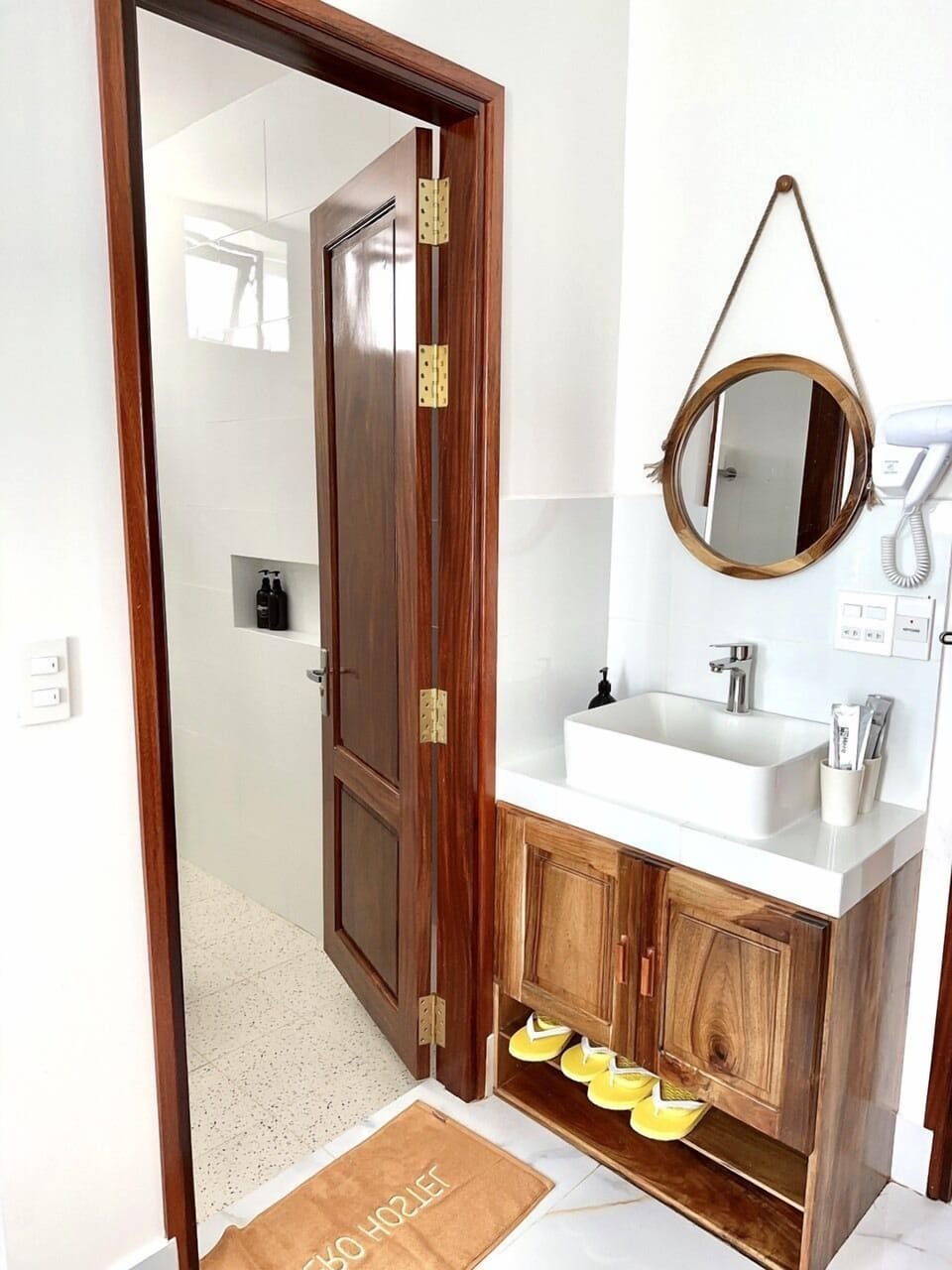 Panoramic Triple Room | Bathroom | Shower, rainfall showerhead, free toiletries, hair dryer
