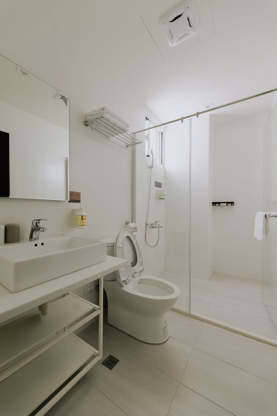 Comfort Room | Bathroom | Shower, rainfall showerhead, free toiletries, hair dryer