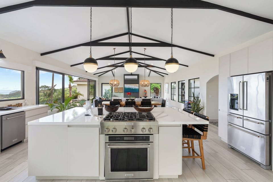Kitchen and Breakfast Bar