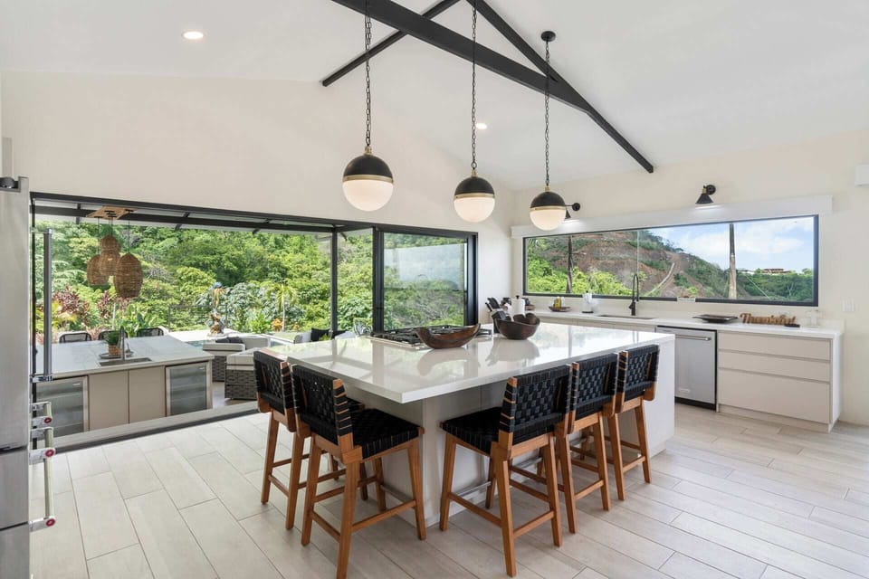 Breakfast Bar sits 5