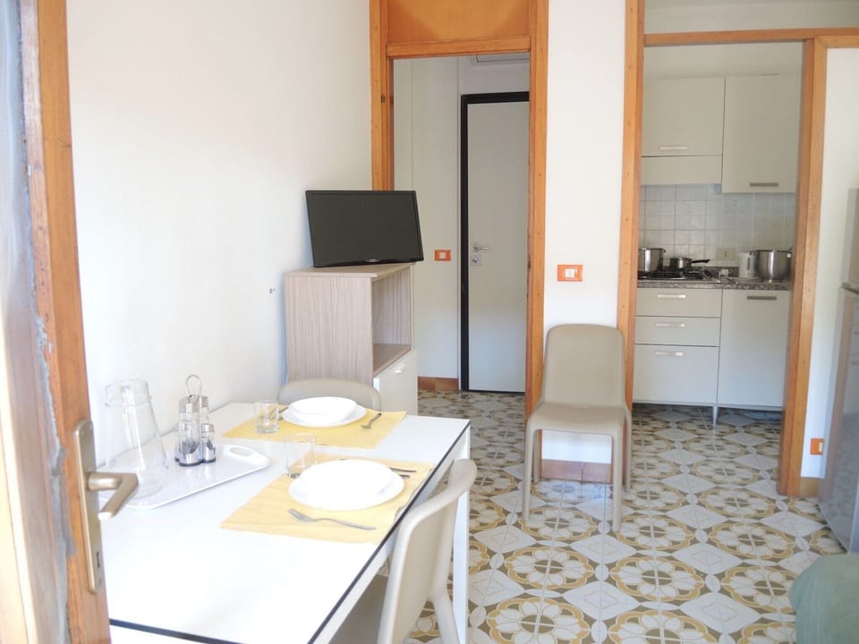 Apartment, 1 Bedroom, Balcony, Garden View | Dining