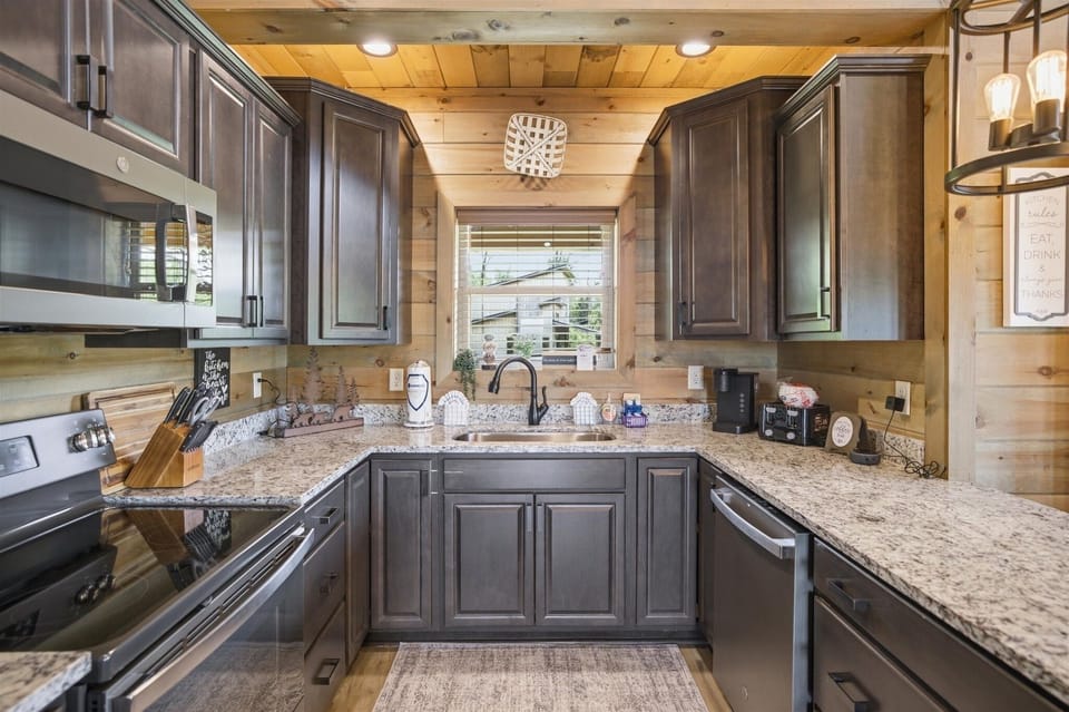 Cabin, 3 Bedrooms | Private kitchen | Coffee/tea maker, fridge, oven, toaster