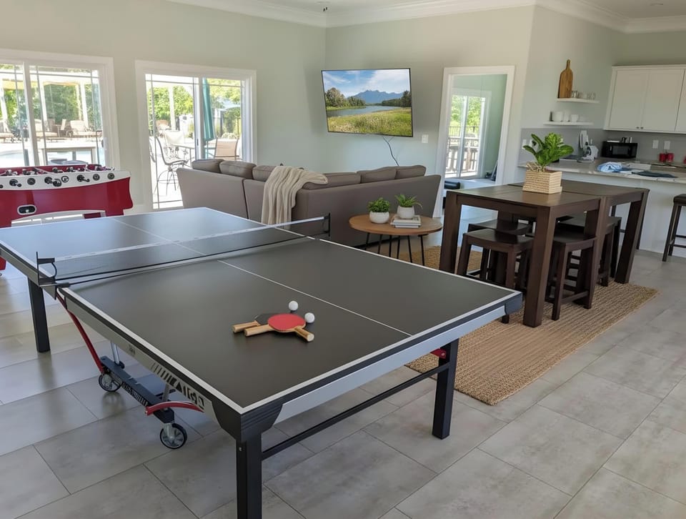 What a fabuous game room at the pool.