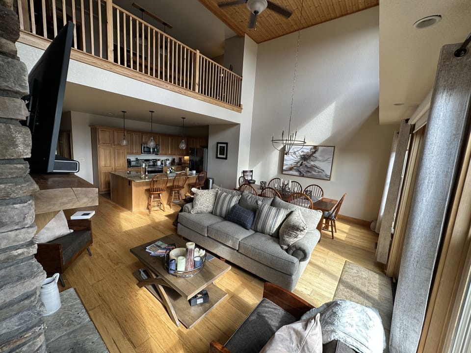Open Plan 2700 sqft home - with new furniture Summer 2023