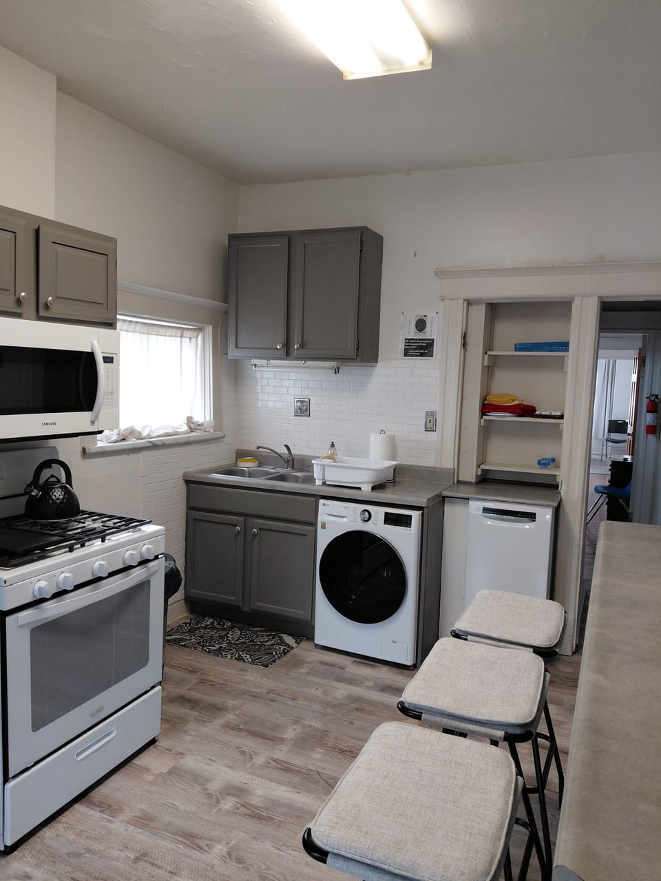 Full Kitchen Gas Stove, Combination Washer Dryer, Dishwasher, Bar with Stolls
