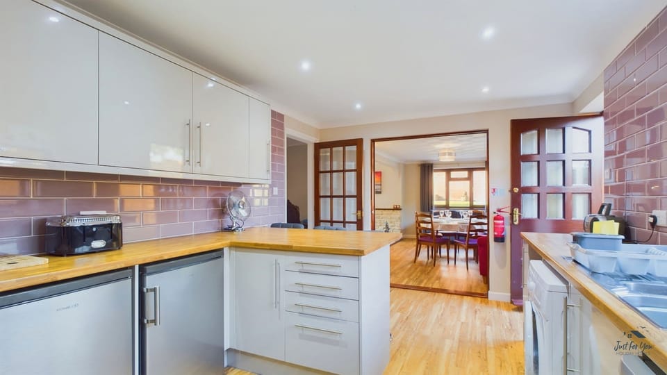 House | 5 bedrooms, desk