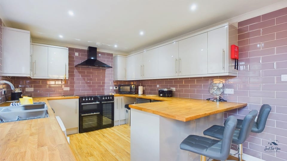 House | 5 bedrooms, desk