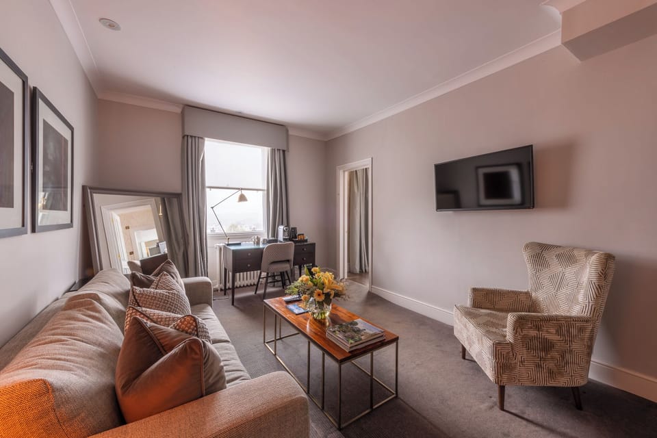 Junior Double Room, 1 Double Bed | Living area | 32-inch TV with satellite channels